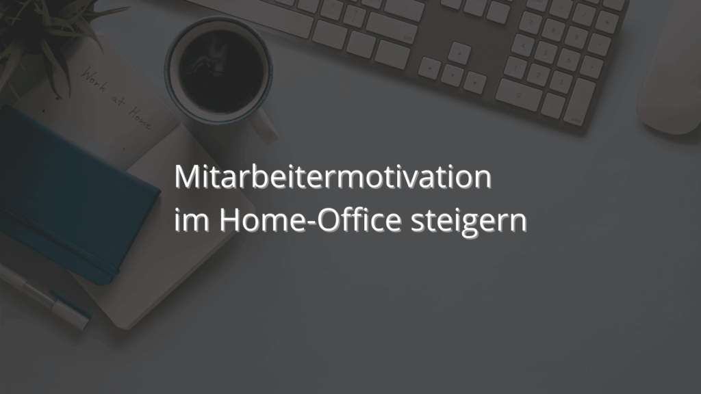 Laptop und Kaffee im Home-Office als Mitarbeitermotivation.