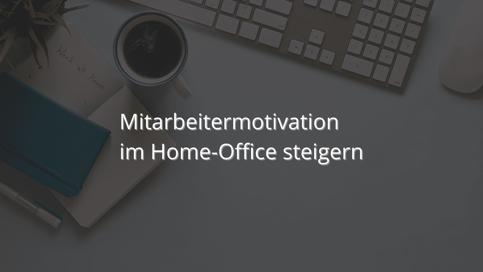 Laptop und Kaffee im Home-Office als Mitarbeitermotivation.