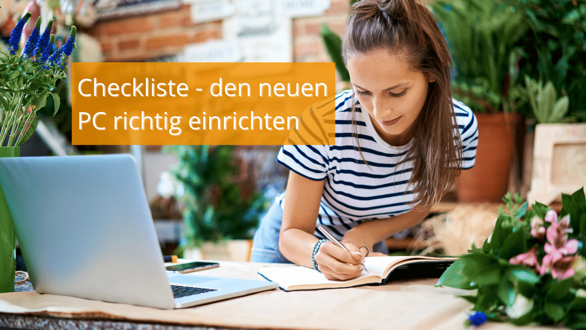 Frau erstellt Checkliste fürs PC einrichten.