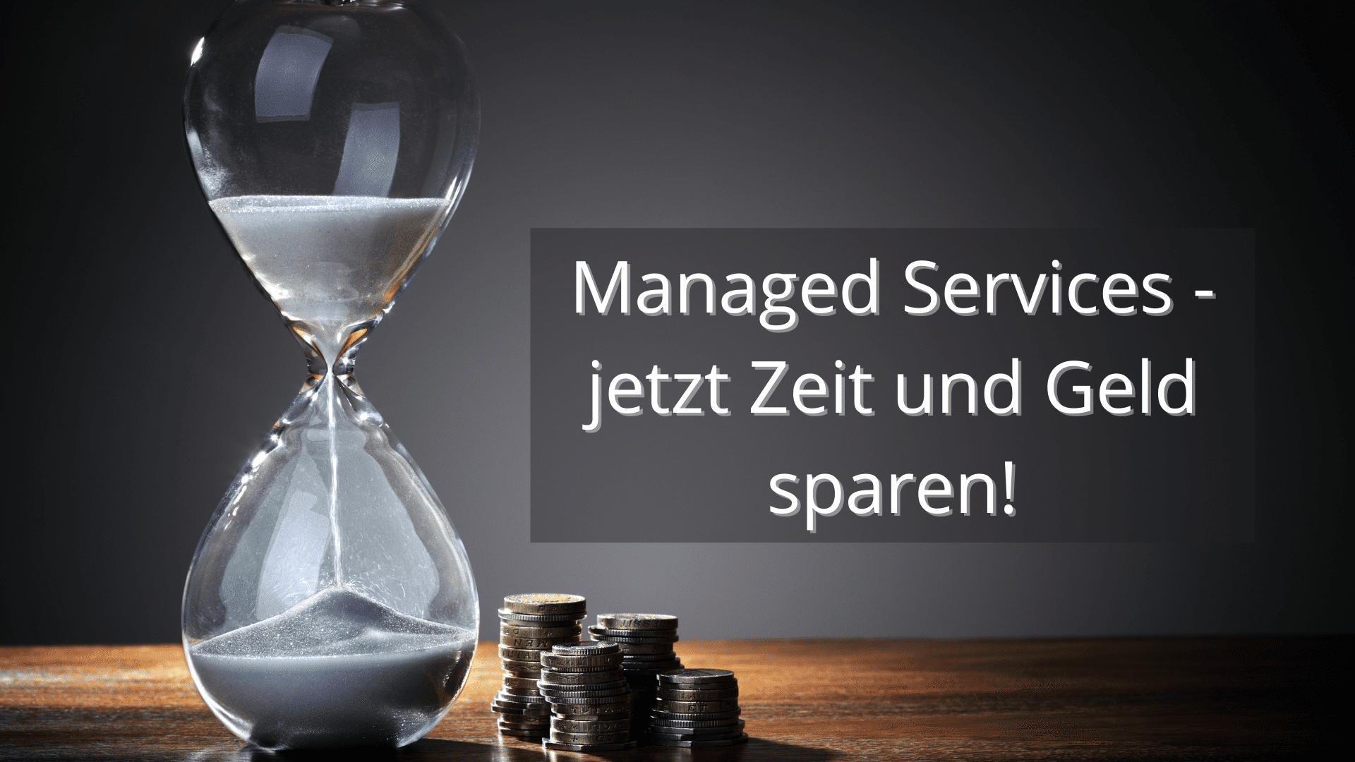 Sanduhr und Geldstücke stehen für Ersparnis durch Managed Services.