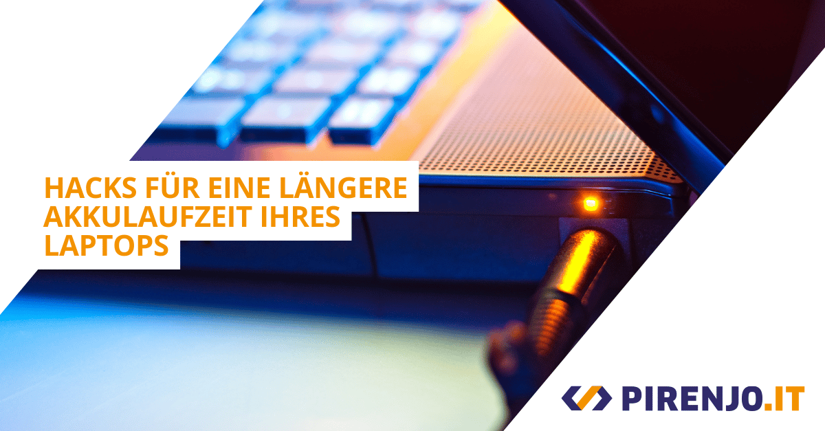 Eingestecktes Netzkabel an einem Laptop. Hacks für längere Akkulaufzeit.