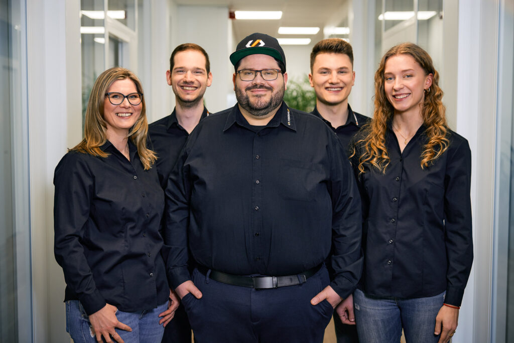 Gruppenbild des Teams in Arbeitskleidung.