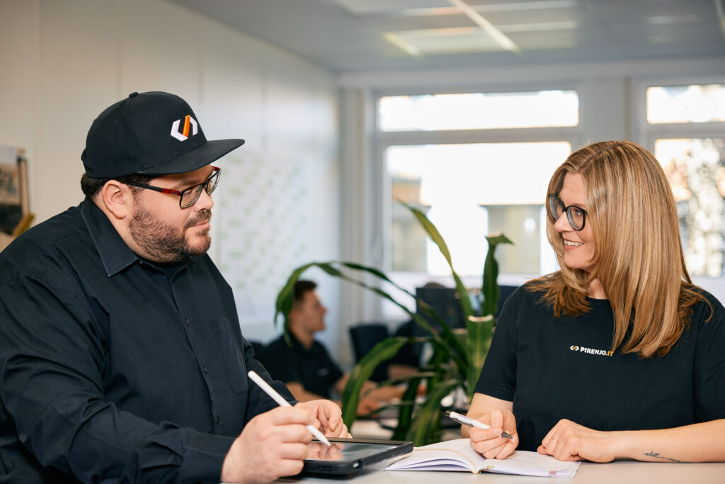 Kolleg:innen sprechen miteinander.