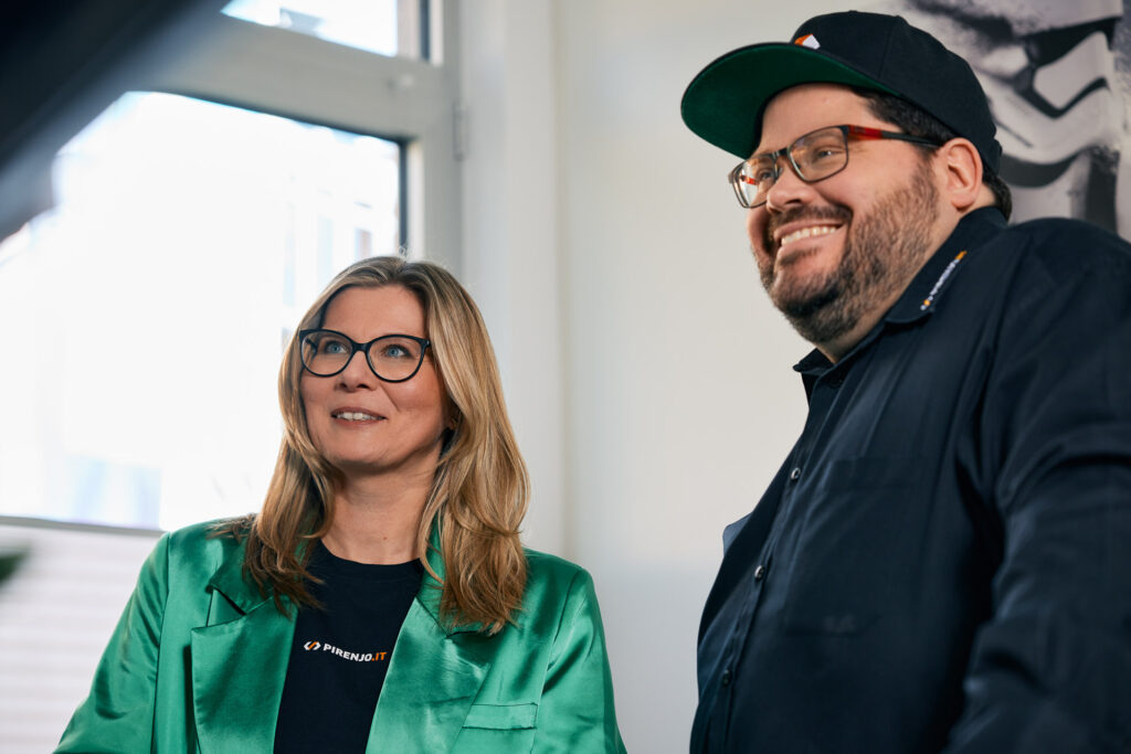 Zwei Mitarbeitende im Gespräch.