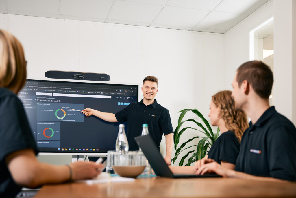 Mitarbeiter präsentiert Inhalte vor der Gruppe.