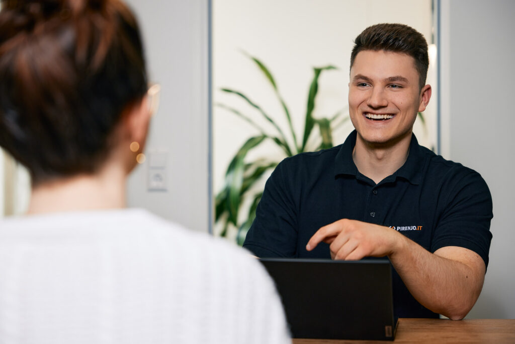 Kollege erklärt ein Konzept im persönlichen Gespräch.