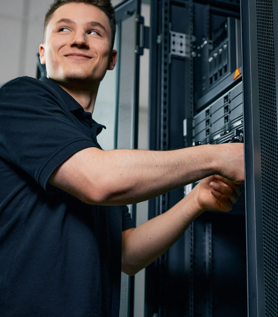 IT-Spezialist verbindet Hardware-Komponenten im Serverraum.